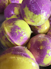 Load image into Gallery viewer, Hubba Bubba Bath Bomb
