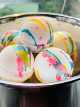 Load image into Gallery viewer, FRUIT TINGLES 80 gram foaming bath bomb